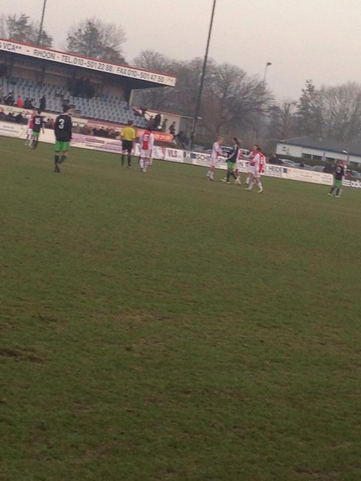 FOTO l Spelers van #Ajax A1 en Feyenoord A1 schudden elkaar de hand. Wie heeft nou de beste jeugd? #feyAJA  #AJAXA1