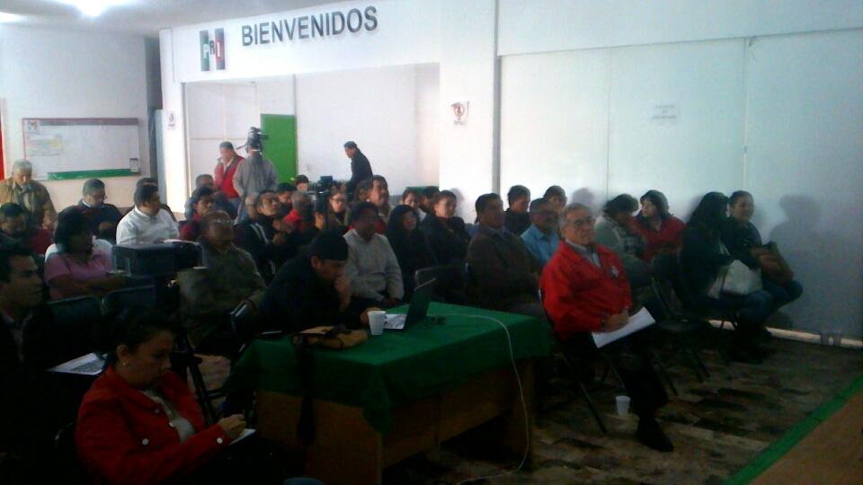 MT_EdoMexico's tweet photo. Exposición de motivos a cargo de nuestro Dirigente Estatal @ezarzosa_73 #ProsperidadParaTodos. @PlataformaPRI15 http://t.co/mbOpGXQiHi