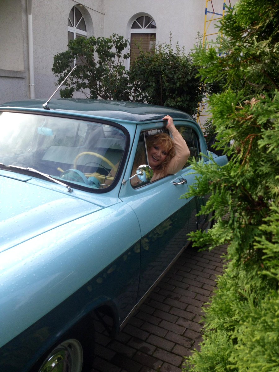 anbuinov's tweet photo. любые машины и фоны меркнут - сияет одна Алла http://t.co/tlzFQBhVHy