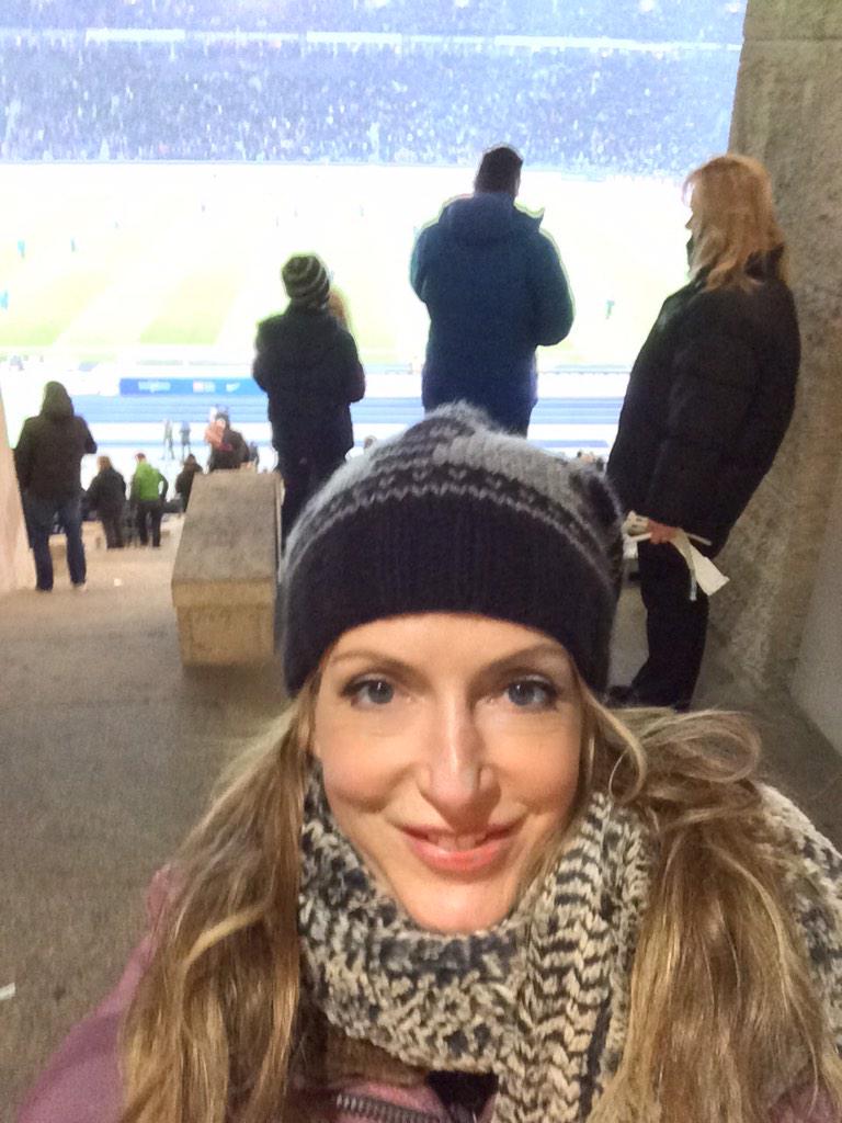 kessler_katja's tweet photo. Halbzeit Hertha gegen Bayern. Ist das kalt!!!!!! http://t.co/FXjzdhF5RF
