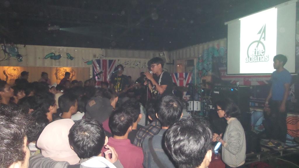 Renggalih's tweet photo. Keren banget the adams Thank u @localgigs2014 di tunggu event-event berikutnya.😄😄😄 http://t.co/hwTWyL9NCS