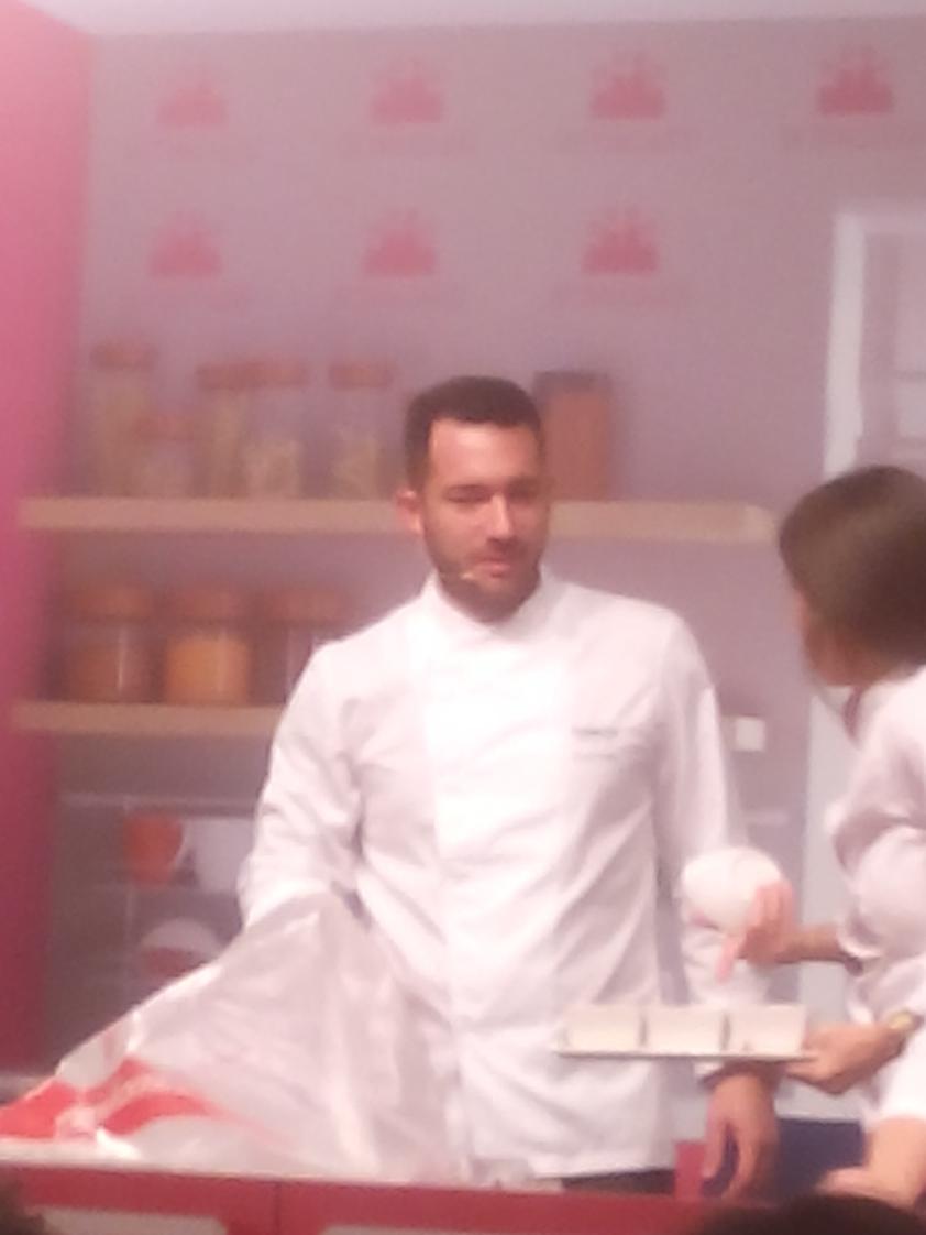 PedacitosdeMaSa's tweet photo. #davidpallàs y su maravilloso mundo de chocolate #kenwood #agoracreativa #bcn&amp;cake http://t.co/ZZ3ypUjs81