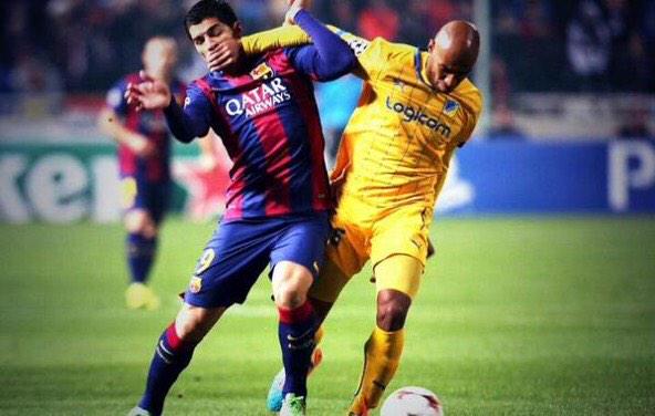 Lorainee_x's tweet photo. "@UberFootFact: How to defend against Suarez http://t.co/l9dHYqhmbN"😂😂