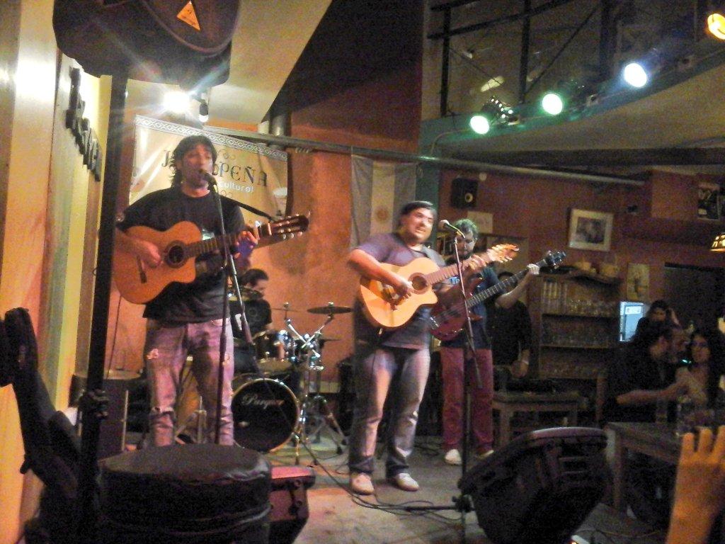 AntoWedding's tweet photo. Recuerdo de la noche de peña escuchando a @LQQDA http://t.co/tdXtGkBz0b