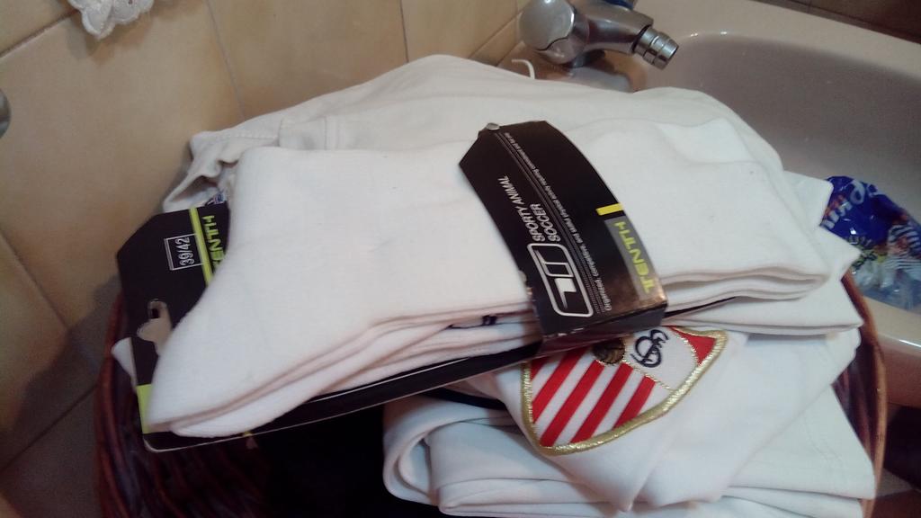 Migue_SG's tweet photo. Toca ir preparándose para el partido SôLero de esta tarde... Estrenando medias... #CCvsTT #BMSol http://t.co/ckMMbsoV5e