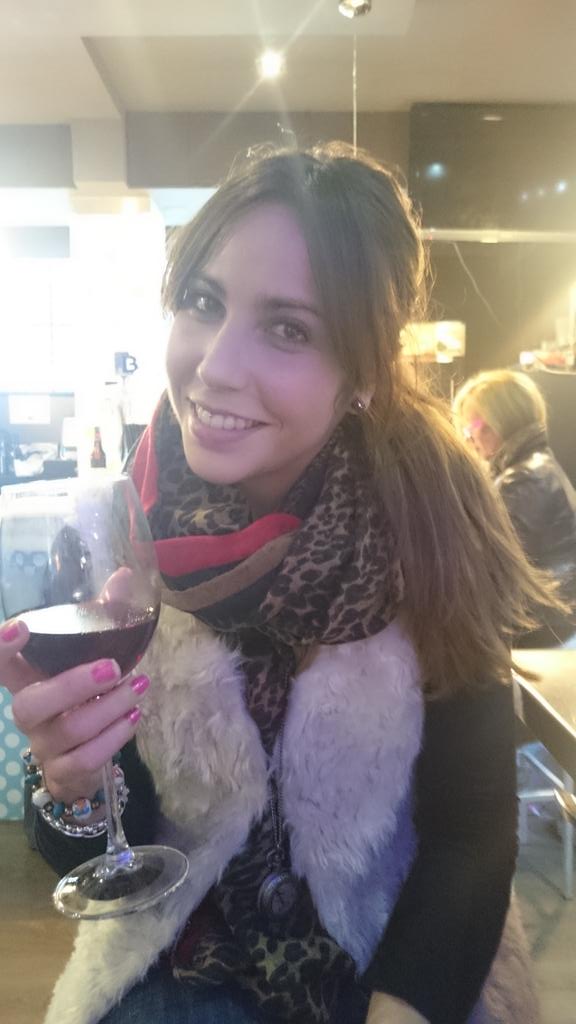 vel_elena's tweet photo. Sábado noche! Un vino?... http://t.co/qmvaBz58Zp