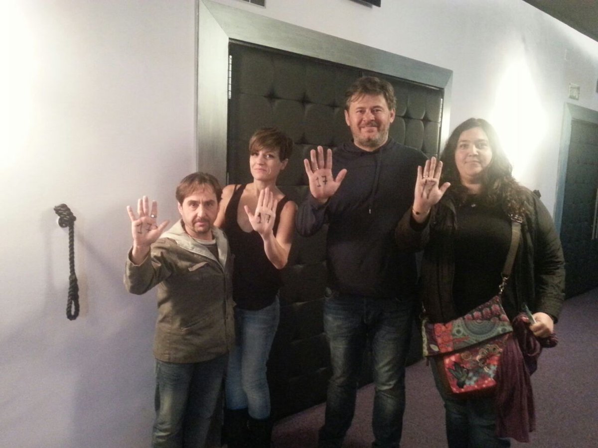 GreenpeaceIB's tweet photo. @NadalMiki y @saraescu1981 mandan su apoyo a los #Cofrentes17 Gracias chicos!!  #Misión45 @greenpeace_esp http://t.co/jfKQWQI10d