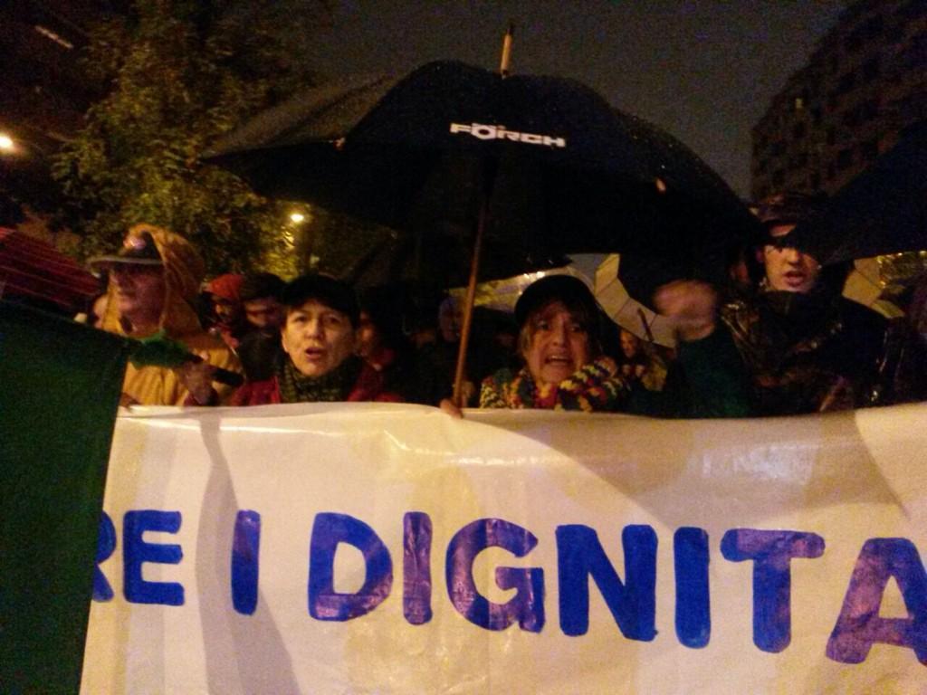 Fotomovimiento's tweet photo. Rabia d ver a esta gente, sobretodo la + mayor, empapada d agua, pidiendo derechos básicos.#Marcha29N #MarxaDignitat http://t.co/oR61VtogLS