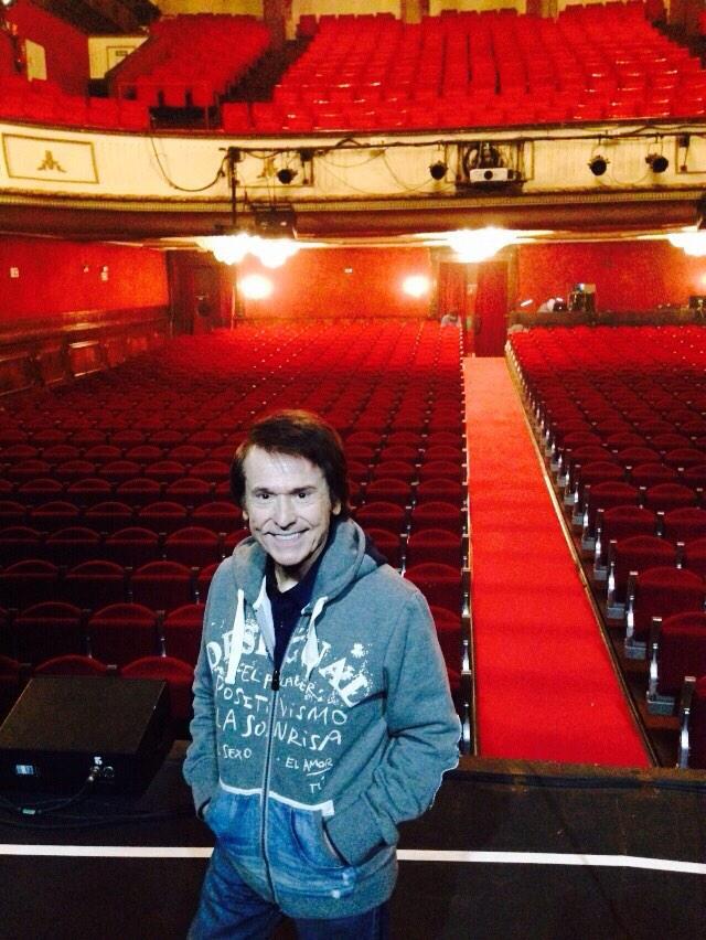 RAPHAELartista's tweet photo. Querid@s
Ya estamos de vuelta en el Gran Vía!
Hoy 4º DeAmor&amp;Desamor.
De nuevo Sold Out. Gracias!
A las 8:30 A ESCENA! http://t.co/3cZVbr11Ch