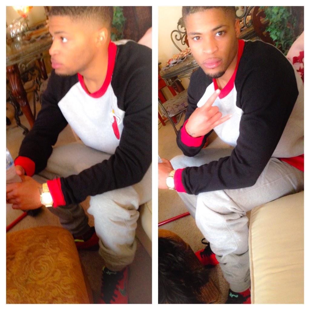AnthonyNewkirk1's tweet photo. Birthday koolin http://t.co/4B0OlhwAQV