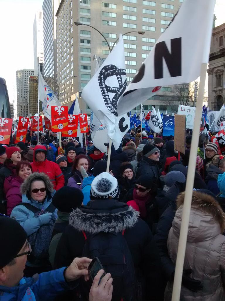 ChapeauGV's tweet photo. En tk y a du monde à mtl!! #manifencours  #refusonslausterite http://t.co/ZQlZ7d7Q6o