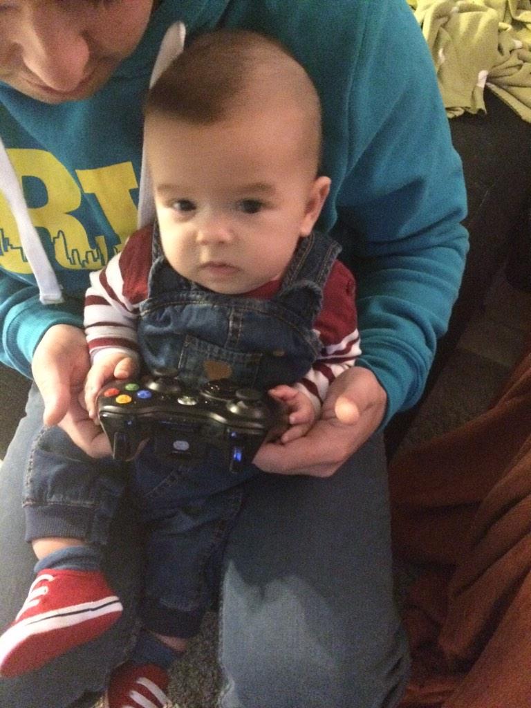 Wily_manily's tweet photo. Jajaja aprendiendo aptitudes de chiketiyoo mi pequeño Leo y la @ro_bichito exando humo jajaja http://t.co/mfbzbg4jc0