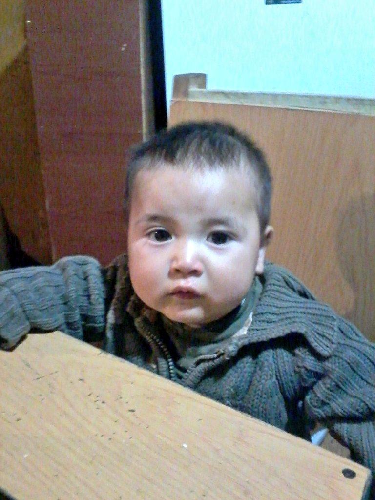 demonkaro's tweet photo. Mi nińito bermoso mirando la teleton #Selfieton http://t.co/5E8Qol8wqB
