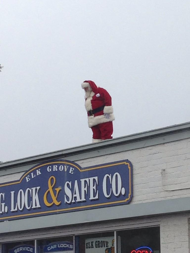 CosumnesFire's tweet photo. Santa is stuck on the roof of EG Lock & Safe Building. #rescuesanta #csdfire http://t.co/8qrnIvS8ho
