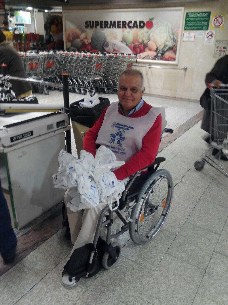 Ejemplo de solidaridad de nuestro tesorero  @SOS_ANGELES #LaGranRecogida2014 con <a href="/B_Alim_Sev/">Banco de Alimentos de Sevilla</a>