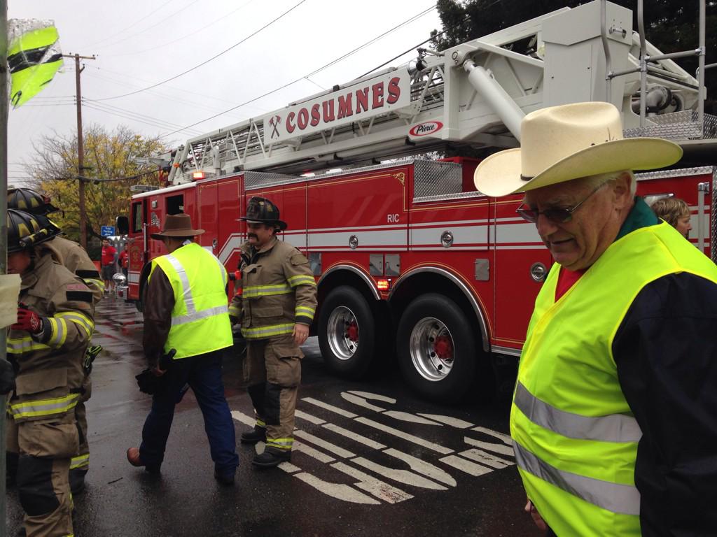 CosumnesFire's tweet photo. Cosumnes Fire got the call and are here. Can they #rescuesanta? #csdfire http://t.co/LUgTlRIPYi
