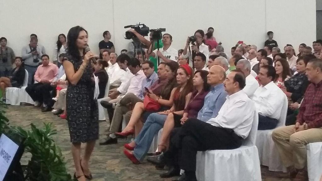 dos8's tweet photo. Dos8 tomando fotos en el 2do Informe de Labores de la Senadora Mely Romero en Allegra http://t.co/q9sZMuRSHE