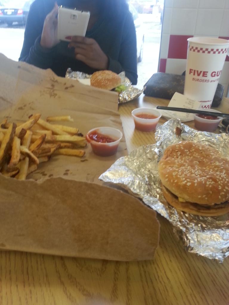 ItsCutty_'s tweet photo. First burger http://t.co/VQnwQX4hKw