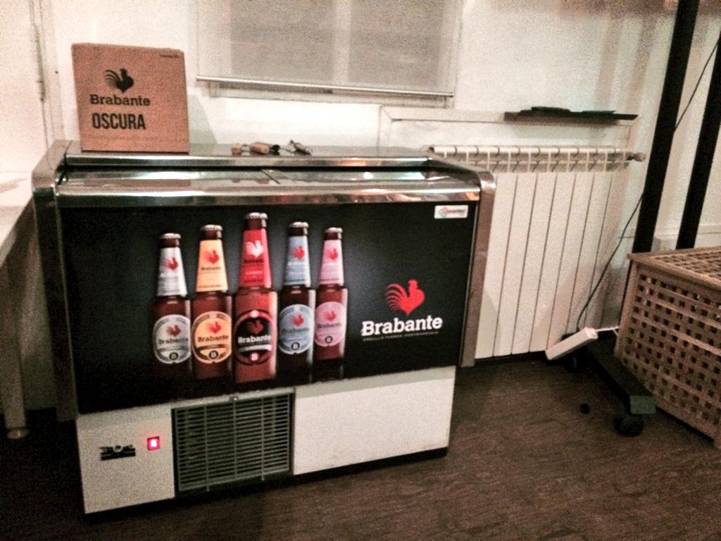04x10's tweet photo. Para la fiesta final del 04x10 @BrabanteCerveza quería estar presente y madre mía! Es que son amor! <3 http://t.co/U1uf87Fde7