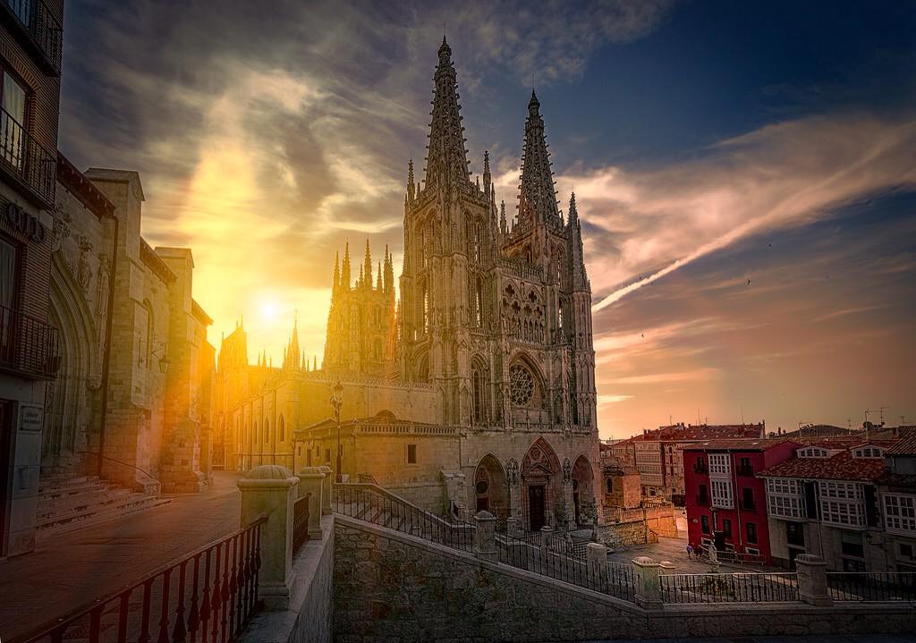 EsQuiNa64's tweet photo. Una madrugada en #Burgos @burgosviva @CyLesVida @SoydeCyL @IreneEtcetera http://t.co/sR4hQTddW7