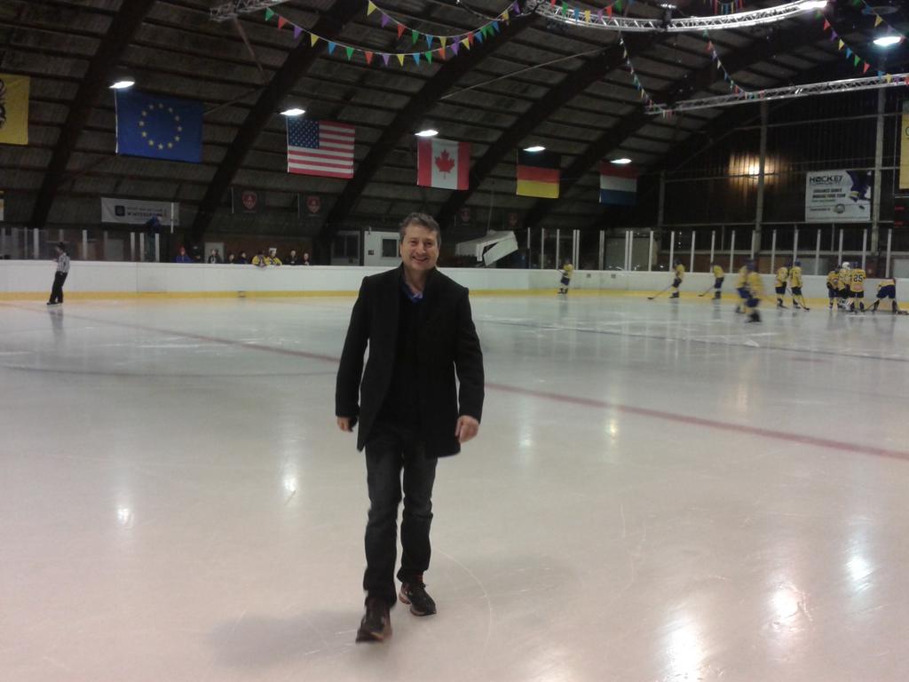 Sportvanhetjaar's tweet photo. Face off  ijshockeywedstrijd phantoms - olympia op wintersportcircus door schepen Van Campenhout http://t.co/cGcfq6hhYj