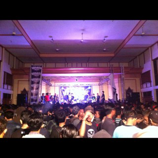 HCAPONTIANAK's tweet photo. Untuk semua teman teman BAND, crew, teknisi, penonton NUMSKULL STORE dengan hormat mengucapkan "Kalian luar biasa" 🙇 http://t.co/ro7JCu0Xo3