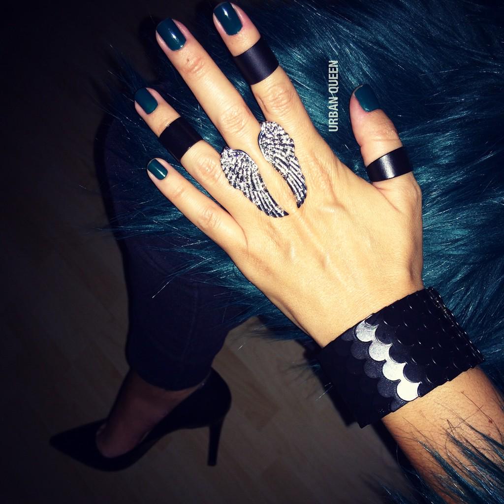 _URBANQUEEN_'s tweet photo. #Mood💁🎩👠 #UrbanQueen in yeni siyah mat mermaid bilekligi ve yuzukler icin #lidyana @lidyanacom♠️ http://t.co/mxbnLBBM6J