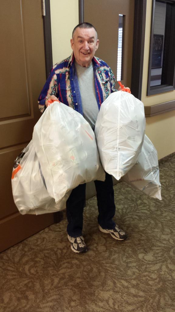 MtBachelorLEC's tweet photo. Cans keep coming in for @equineoutreach - keep Berney busy and bring yours too! #helphorses #givingback http://t.co/yePjCklxOy