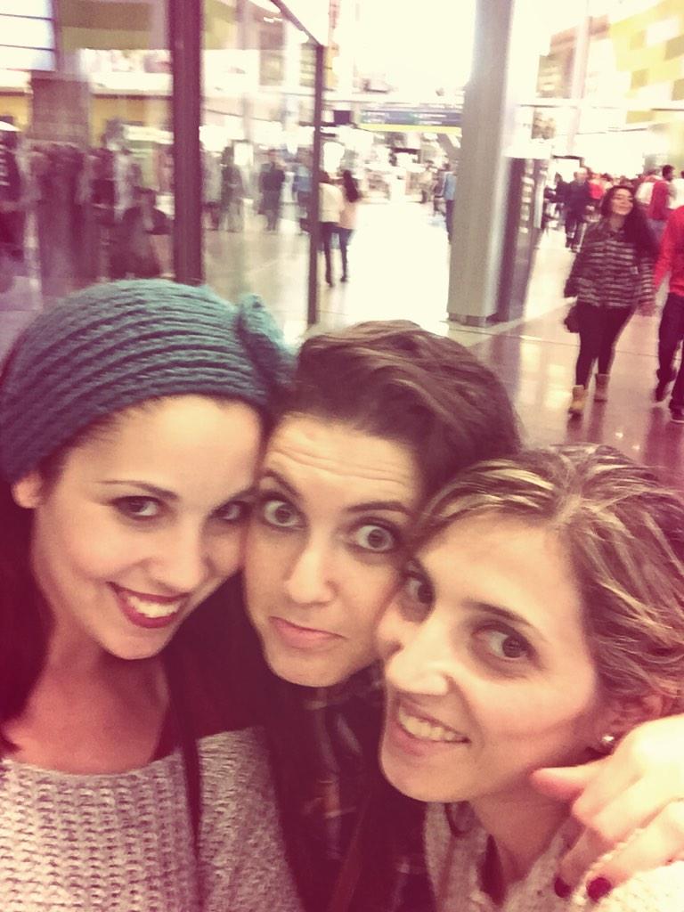 clapernog's tweet photo. #laluzlapaz #shoppingday Gracias por sacarme una sonrisa cuand parece imposible @MartiitaND @LaleNavarro os quiero http://t.co/ylQ4wMbIwt