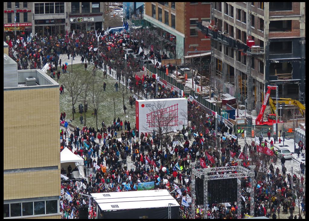 DemonBalcon's tweet photo. contre austérité place des spectacles #manifencours #manif29nov #refusonslausterite #PLQ #ManifEnCours #PolQc http://t.co/lwrd9XCygJ