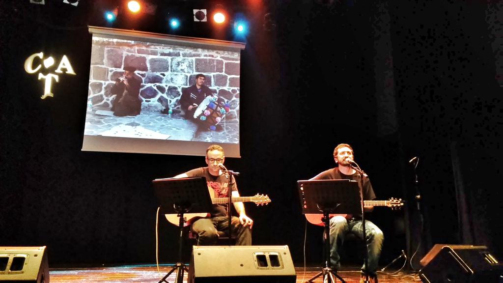 davidminoves's tweet photo. En @FeliuVentura i en @xavisarria obren al @Tradicionarius el concert de solidaritat amb el poble kurd #sosKobane http://t.co/EB6GFleUTA