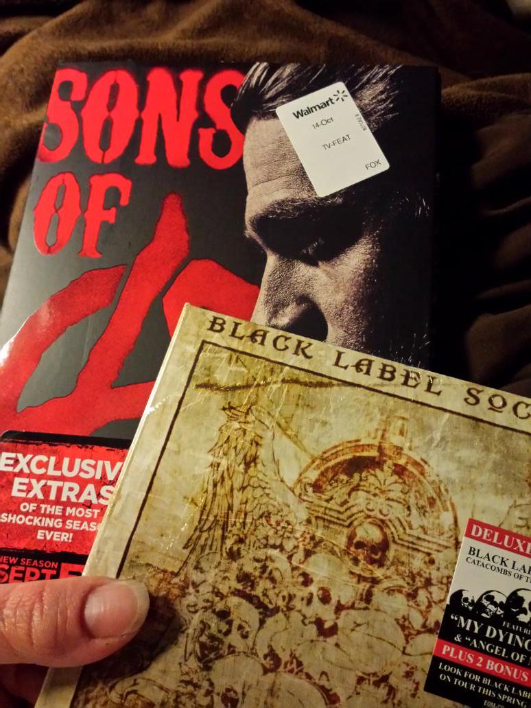 brandy_peek's tweet photo. Nothing says Merry Christmas like some @ZakkWyldeBLS @BLSBASS @dariolorina @BLSBASS #COTBV and #SOA season 6 http://t.co/PC5uNMqUyX