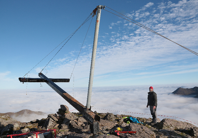 Independent_ie's tweet photo. Dedicated volunteers have reinstated the iconic cross at the summit of Carrauntoohil http://t.co/Q44BcdyFRo http://t.co/aMDPVIA30L