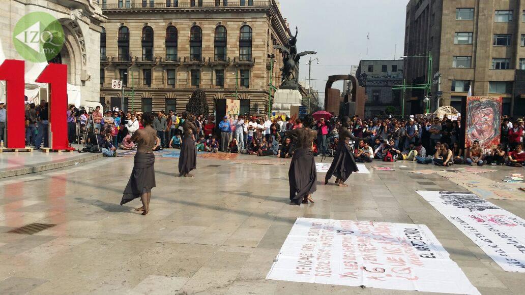 IZQmx's tweet photo. Protesta cultural en Palacio de Bellas Artes 

#20NovMx #BellasArtes43 http://t.co/VrNOJR8vMZ