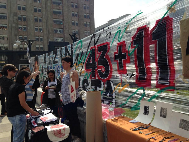 Revolucion3_0's tweet photo. #BellasArtes43

Manifestantes realizan protesta cultural en Bellas Artes #Fotos
http://t.co/UX63LWYNCN @Paz3_0 http://t.co/ytRPh1umPz