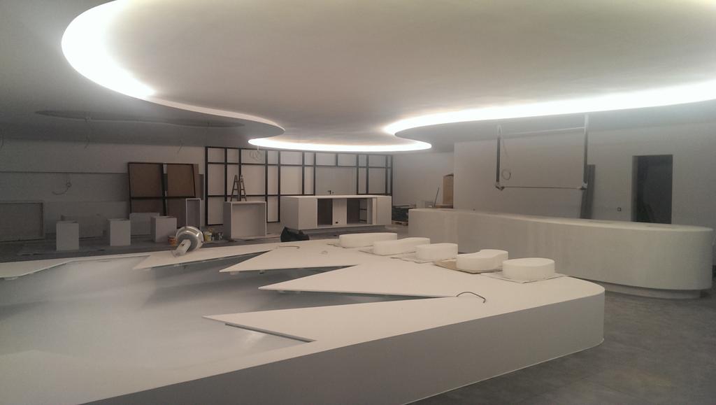 fcollmalivern's tweet photo. Pas a pas.... Va agafant forma el showroom de @IGNIALIGHT http://t.co/PgDxE0mOaZ