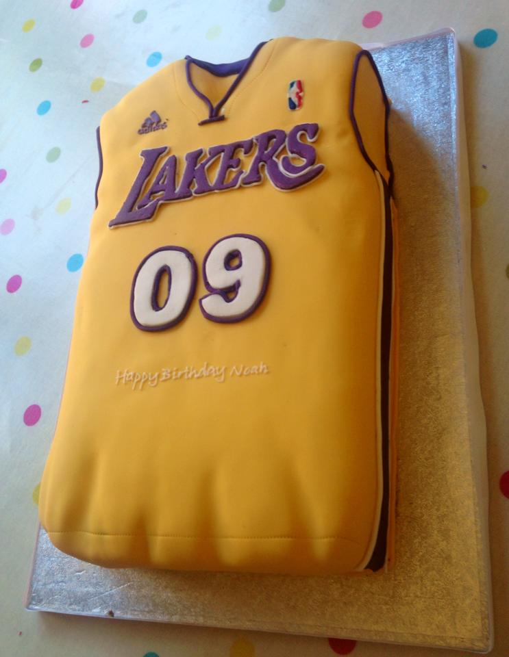 LA Lakers birthday cake 🎂. . . . . . #chocolatecake #lakerscake # birthdaycake #celebration #cakesbynourayeg #yegcakes #cakesofinstagram…