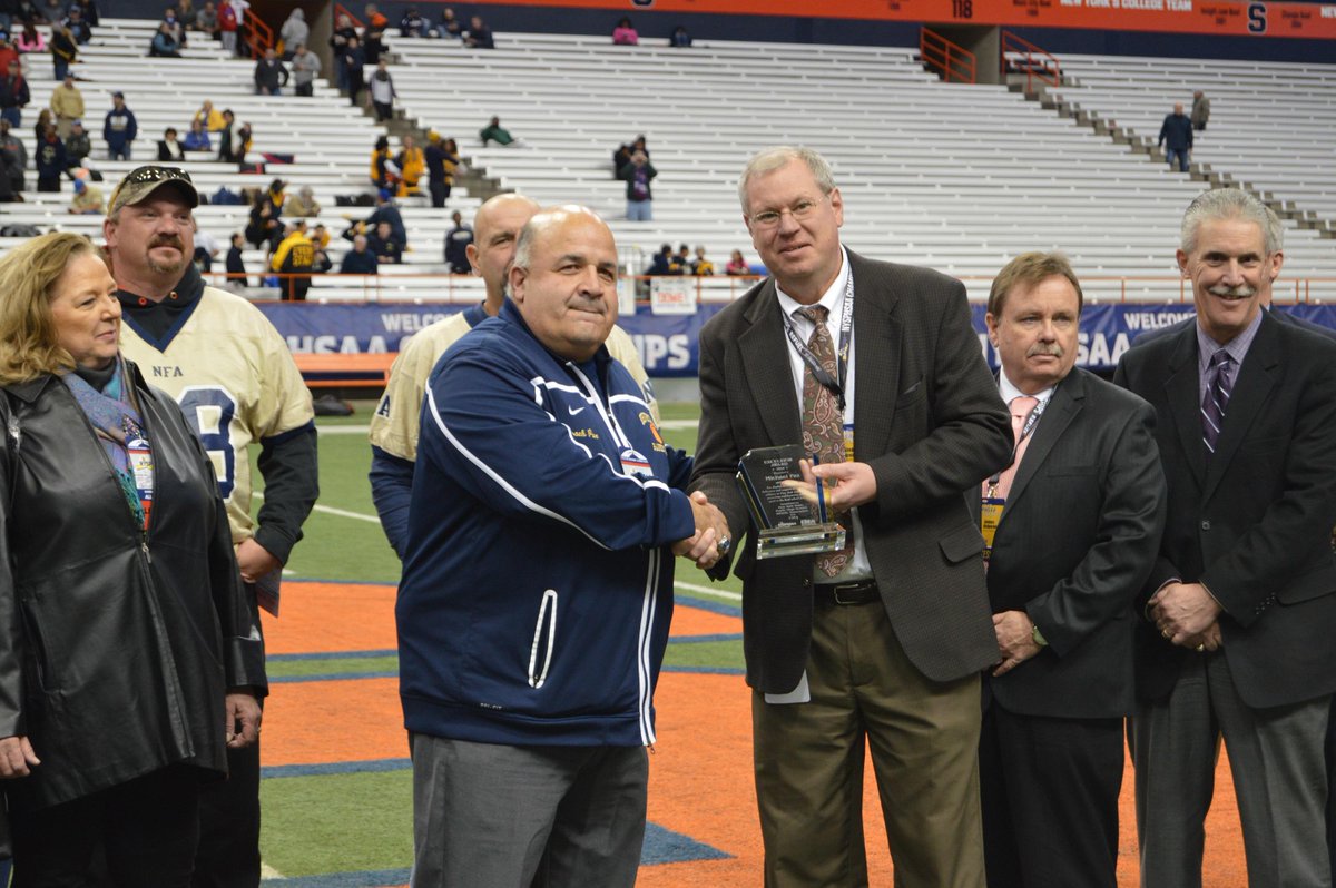 At the half, #NYSPHSAA and <a href="/CSEALocal1000/">CSEA Local 1000</a> awarded Mike Paz of @GoGoldbacks with 2014 Excelsior Award.