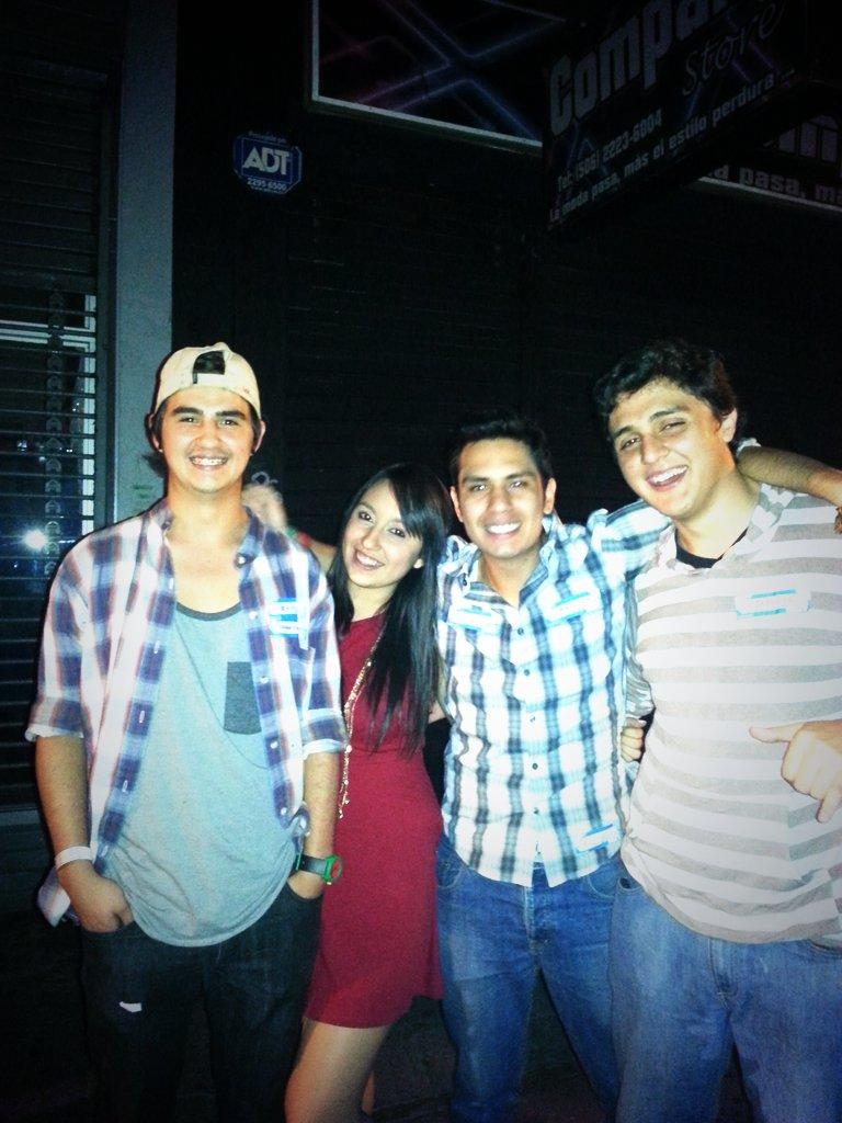 TutiiDiaz's tweet photo. "@maugillott: #NoMercyTeam @AquelChinoLeon @TutiiDiaz @totosac http://t.co/pQg62pdvyA" Ayghhh los amo demasiado 😍
