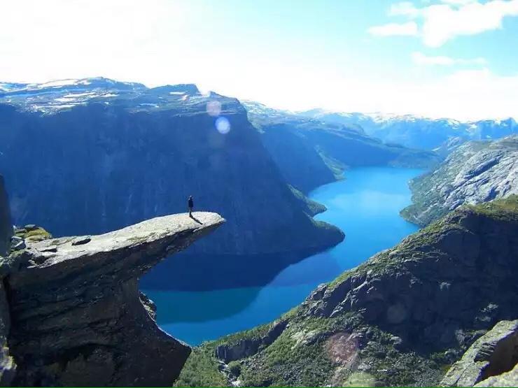 GretchenManco's tweet photo. Under-inspired? See beauty of #Norway! “@sezginkeskin719: Trolltunga (The Troll’s Tongue Rock) in Hardanger, Norway. http://t.co/RGZUsQM7TN”