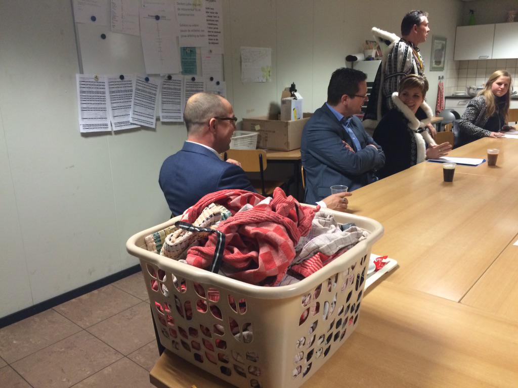 NoelLebens's tweet photo. De jury in conclaaf. Alles in goed overleg. Wij hangen de vuile was niet buiten. http://t.co/RapLQzwGOT