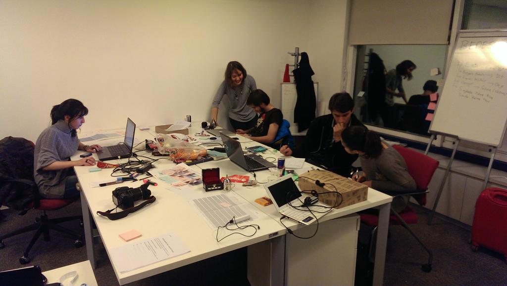 Userspots's tweet photo. #UXWeekendGGH calismalara devam! Arayuzlere geçiyoruz. http://t.co/DDNhB7x7k8