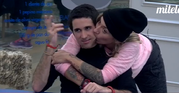 PaulaFans15's tweet photo. Paula haciéndole un chupetón en la cara a Luis. Me meo con esta foto jajajaj
#GalaDirecto http://t.co/GkM5T9CFRR