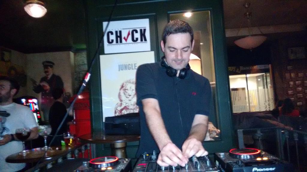 TercerCheck's tweet image. . @discoangelpop nos está haciendo bailar toda la noche #3Check