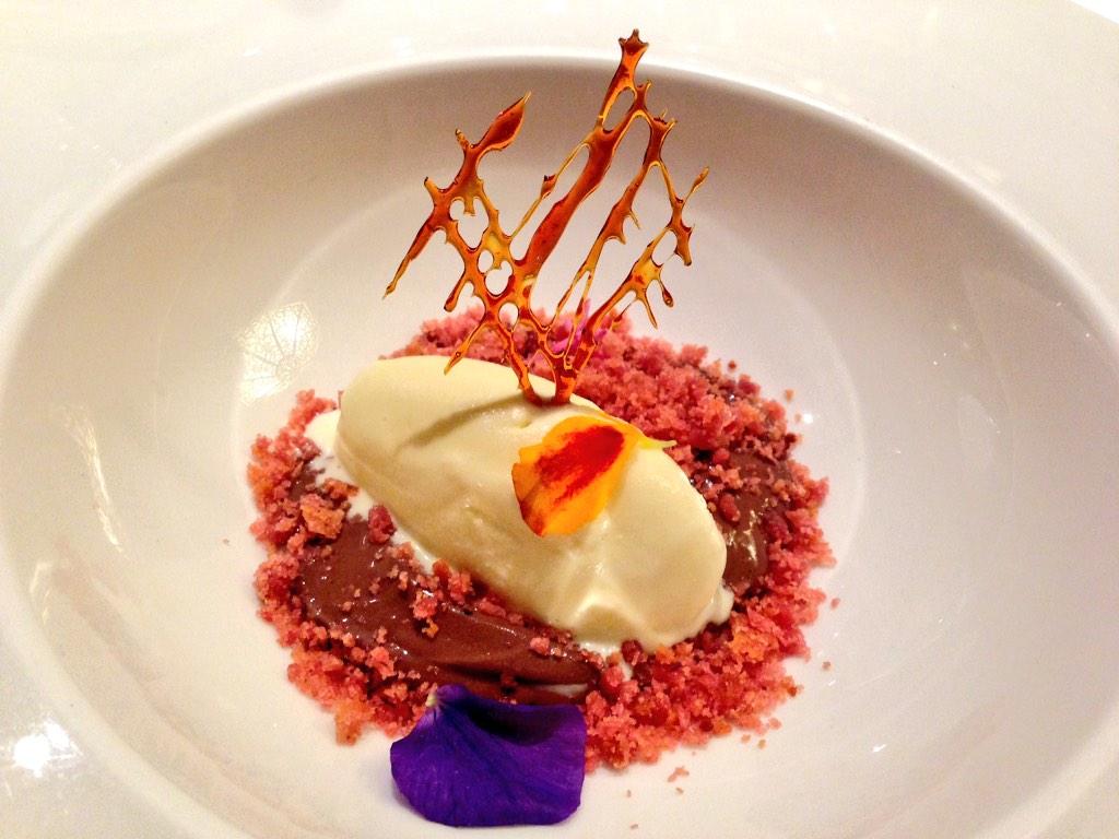 GuiaRepsol's tweet photo. El aove acompaña el menú hasta el postre con este helado de #AceiteCastellón, tierra de remolacha y chocolate. http://t.co/1JrKDiCT0L