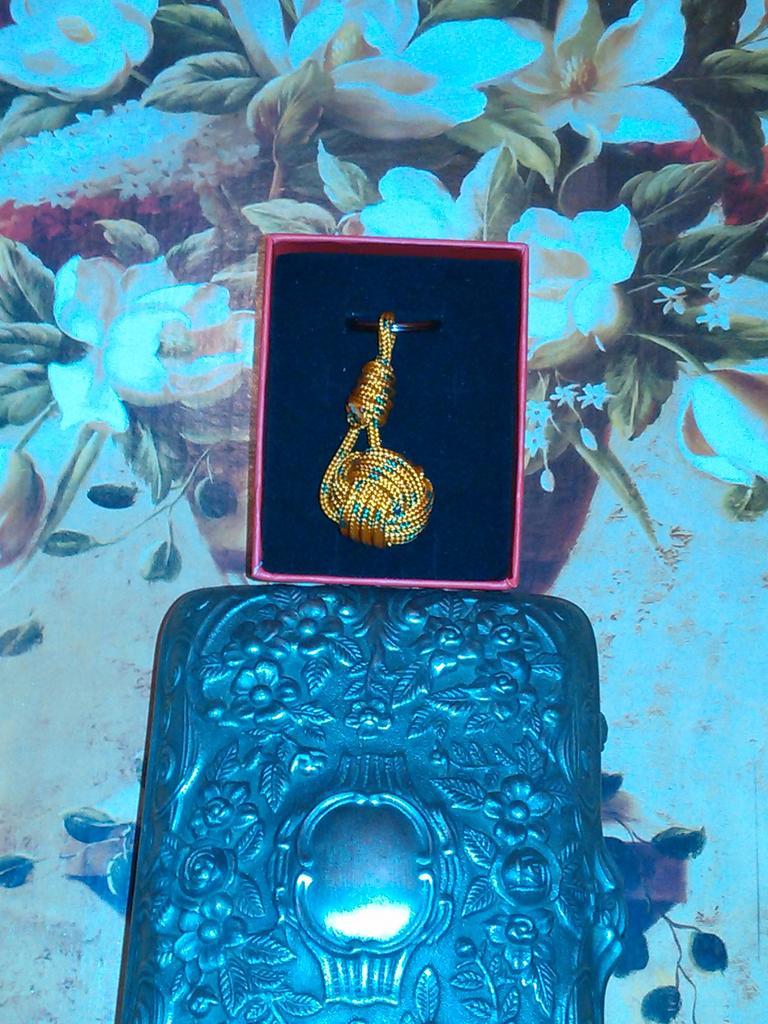 Tauro bola pomocionando