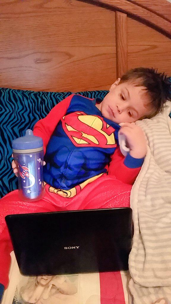 kayladuffett's tweet photo. Watching #Frozen in mommy's bed before bedtime! ❄💙 http://t.co/dsqRAOdMTl