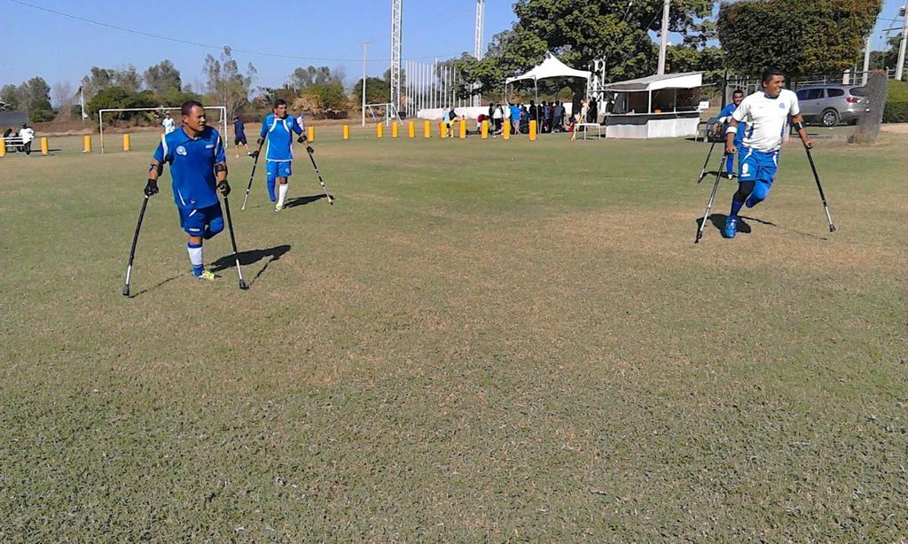 uhprensagrafica's tweet photo. Terminó el entreno de la selección de fútbol de amputados en el estadio Universitario de Sinaloa. Foto I. Hernández http://t.co/qNFFzPv3o7