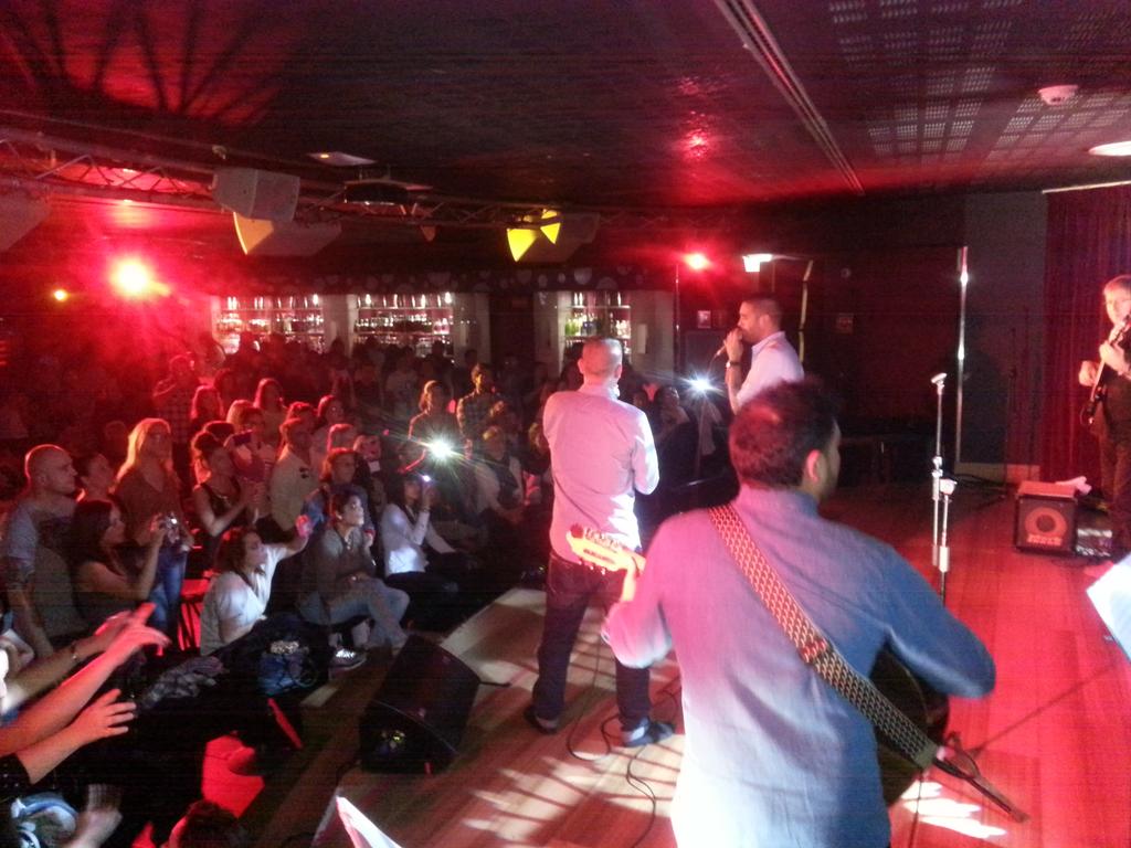 javierbueno78's tweet photo. otro gran concierto en una gran ciudad gijon pedazo gente mejor trato.. @LosRebujitos http://t.co/uhRouYiW4w