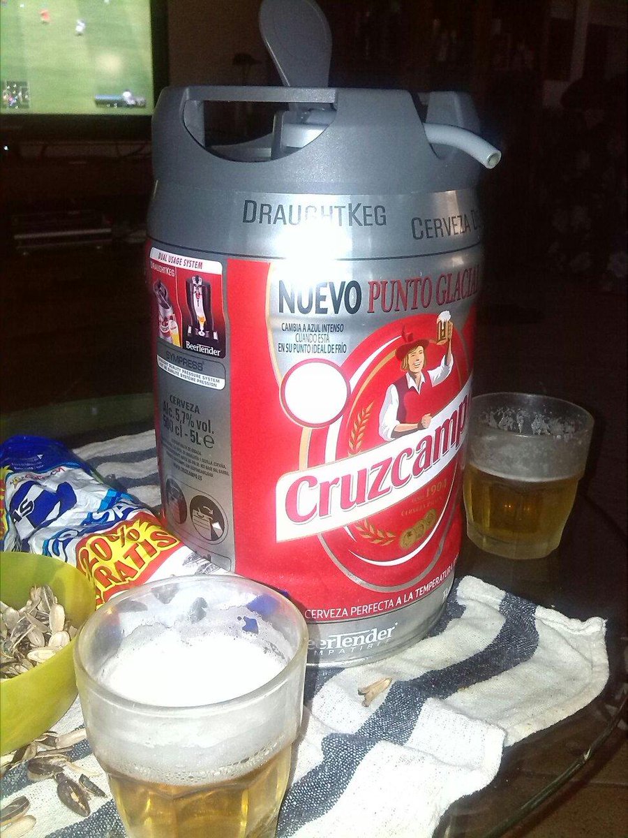 cristina_227's tweet photo. Nuestro nuevo best friend!! @ElVergasdBiedma  @JosemaFG @Borja04 @juanmitaa11 @manu_mov19 #sabado #cervecis #tripis http://t.co/QJKgu9pRtE